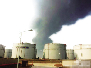 南島晚報(bào)數(shù)字報(bào) 青島輸油管道爆燃事故致35人遇難，輸油安全警鐘再鳴